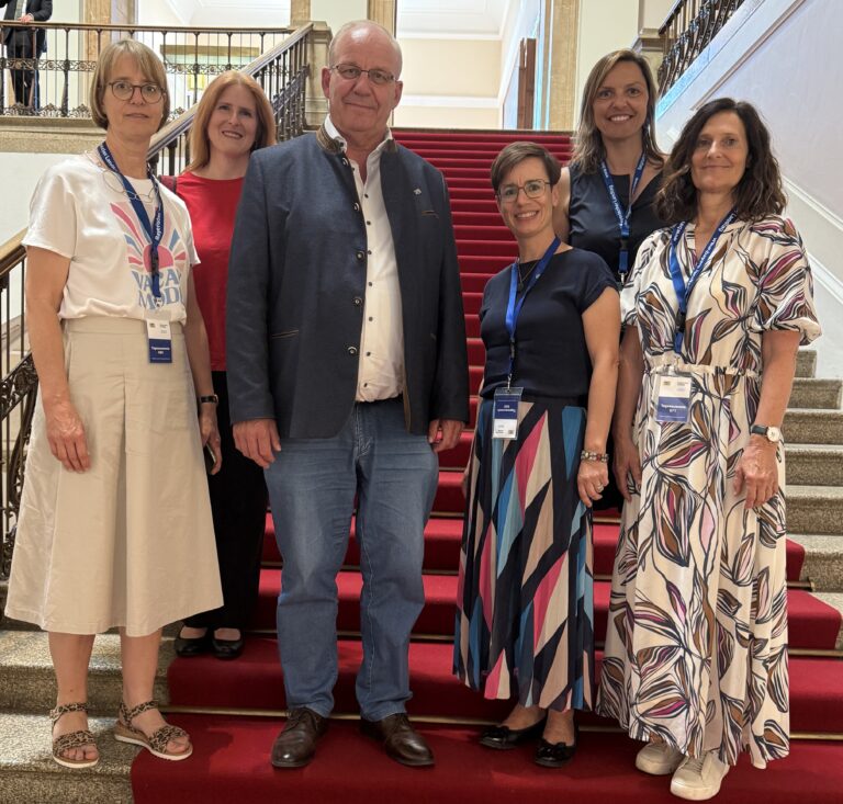 Christian Lindinger mit Hebammen im Gespräch im Bayerischen Landtag