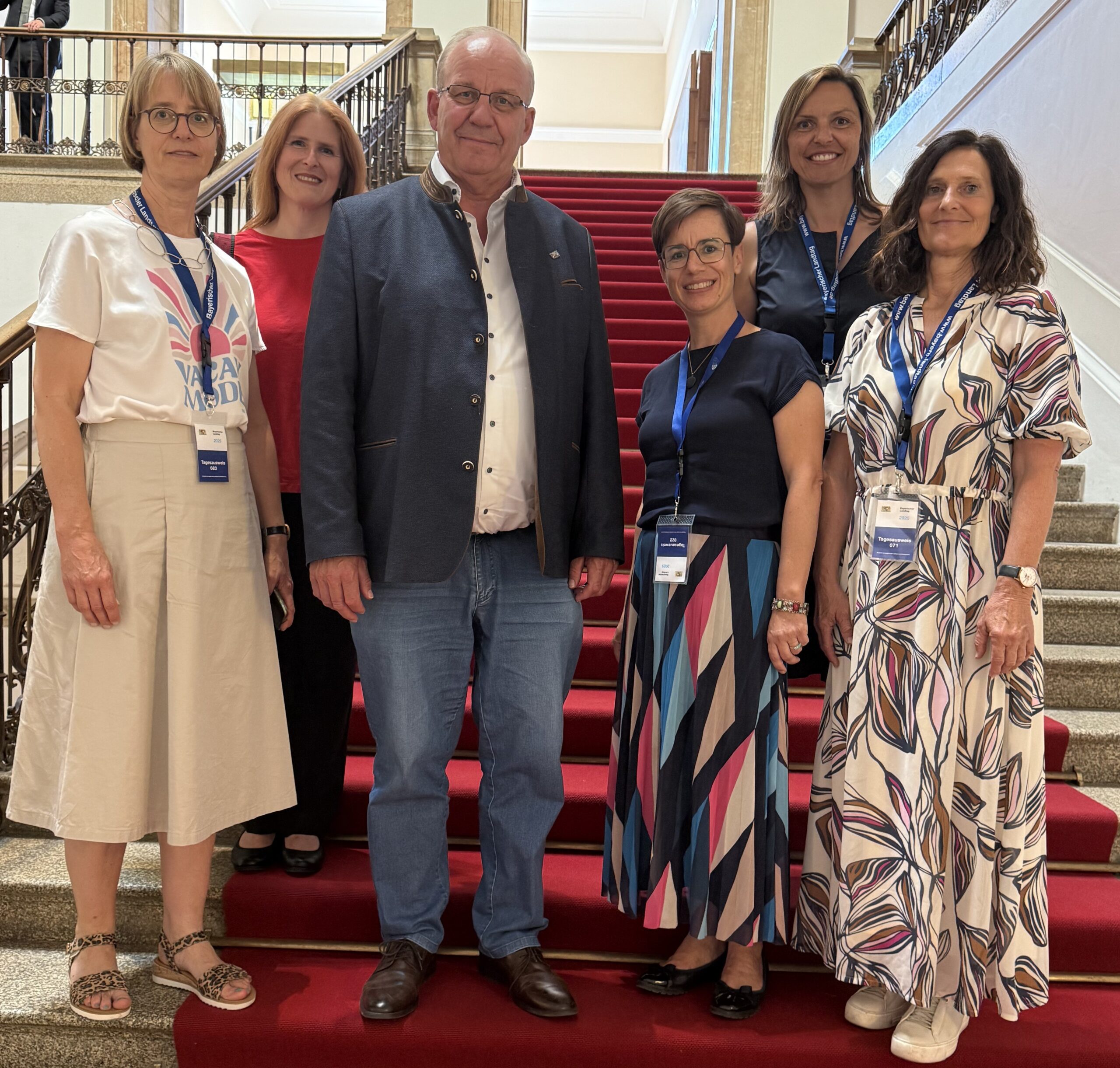 Christian Lindinger mit Hebammen im Gespräch im Bayerischen Landtag