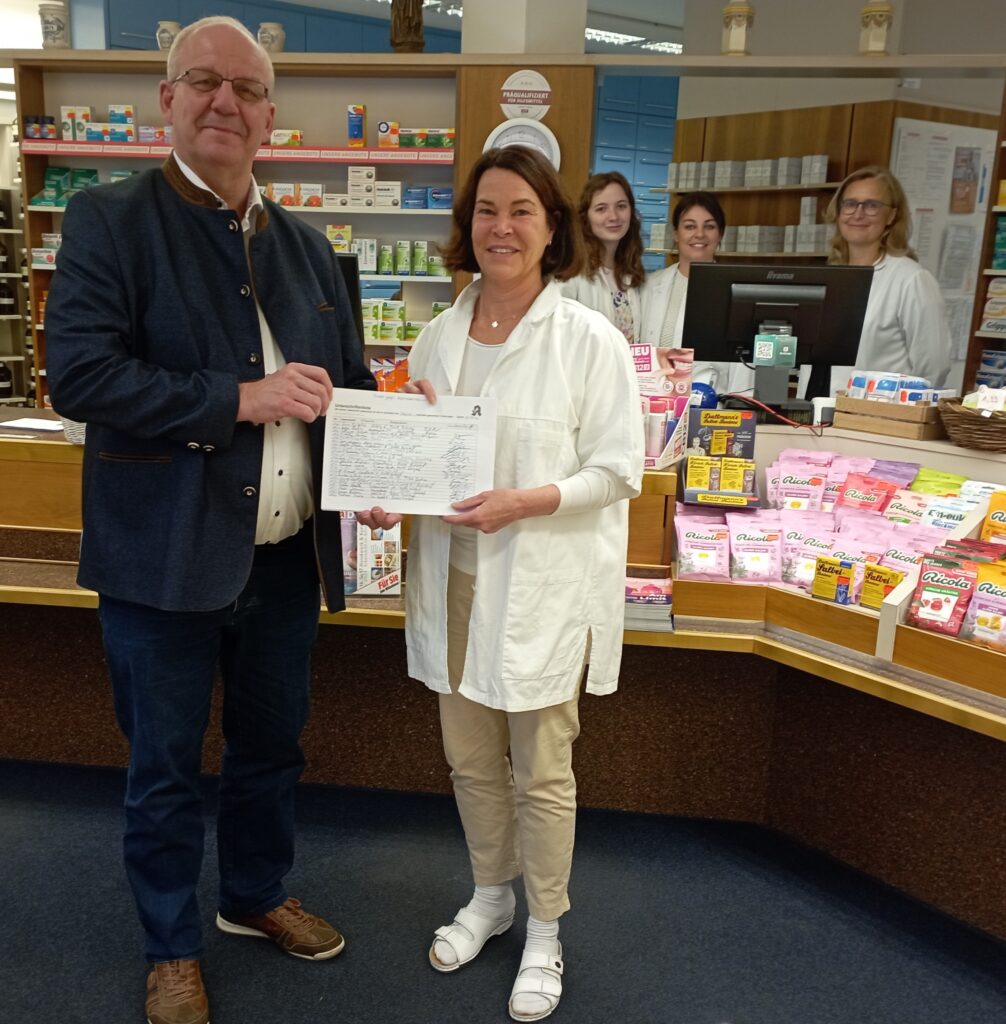 Christian Lindinger und Barbara Sommer bei der Übergabe der Unterschriftenliste