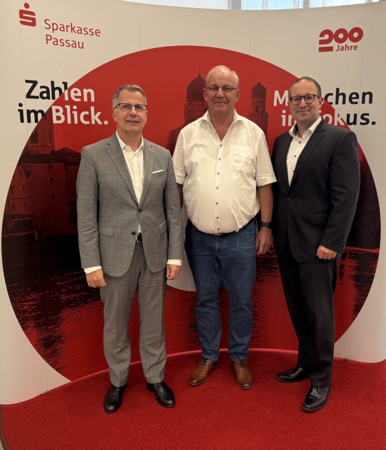 Christoph Helmschrott, MdL Christian Lindinger und Tobias Hofbauer im Gespräch am 13.06.2025