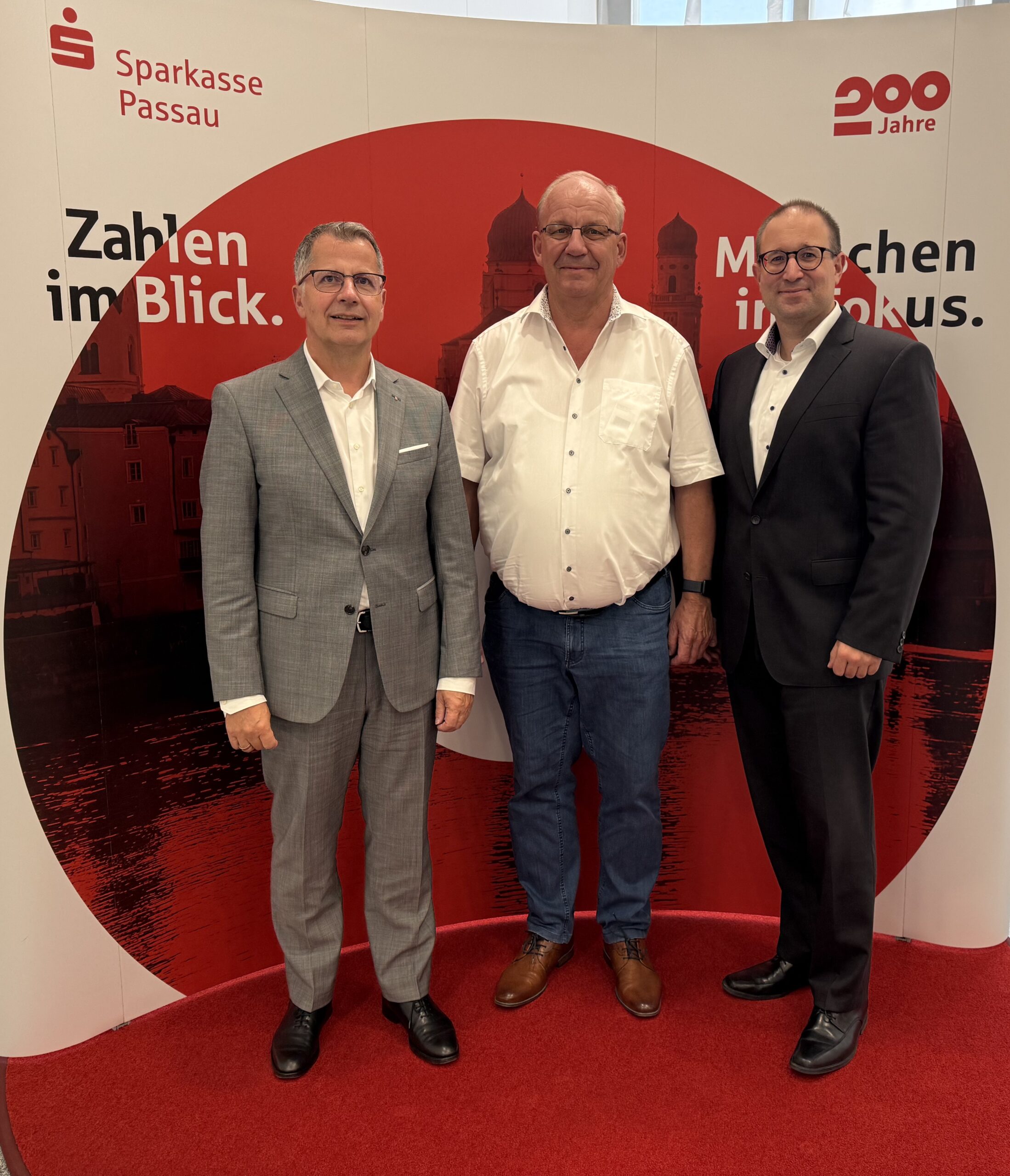 Christoph Helmschrott, MdL Christian Lindinger und Tobias Hofbauer im Gespräch am 13.06.2025