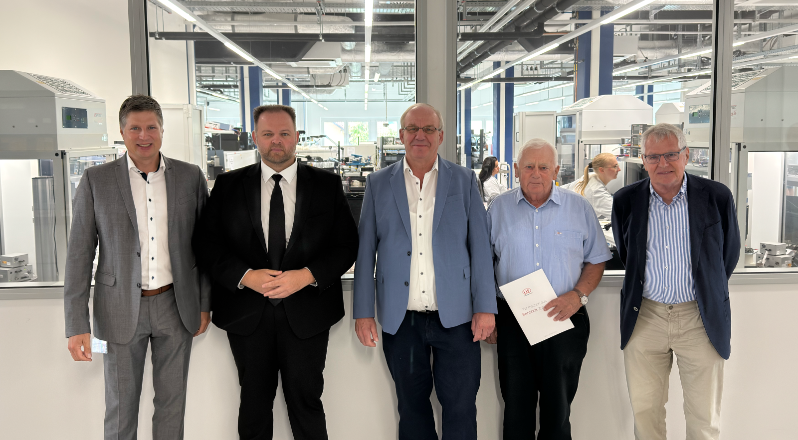 Dr. Thomas Wisspeintner, MdEP Engin Eroglu, MdL Christian Lindinger, Hans Halser, Karl Wisspeintner in der Firma Micro-Epsilon