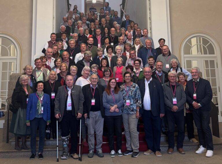 Gruppenfoto an der Treppe im Maximilianeum