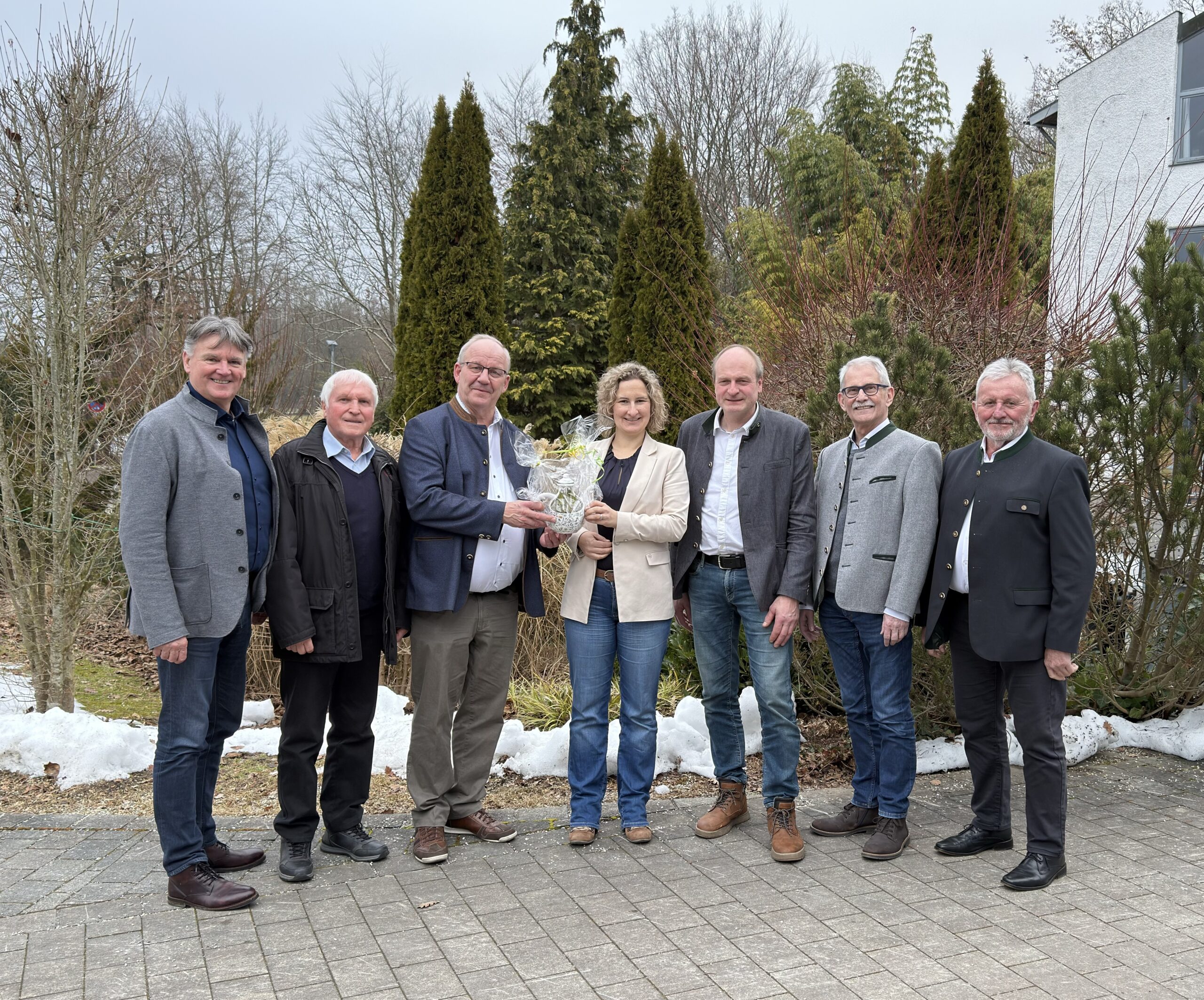 Die FW-Kreistagsfraktion mit Fraktionsvorsitzendem Otto Obermeier (2.v.r.) und MdL Christian Lindinger (3.v.l.) begrüßten die umweltpolitische Sprecherin der FW-Landtagsfraktion MdL Marina Jakob. Weiter sind auf dem Bild (v.l.) Josef Putz, Georg Kinateder, Rudolf Hirz und Norbert Marold.