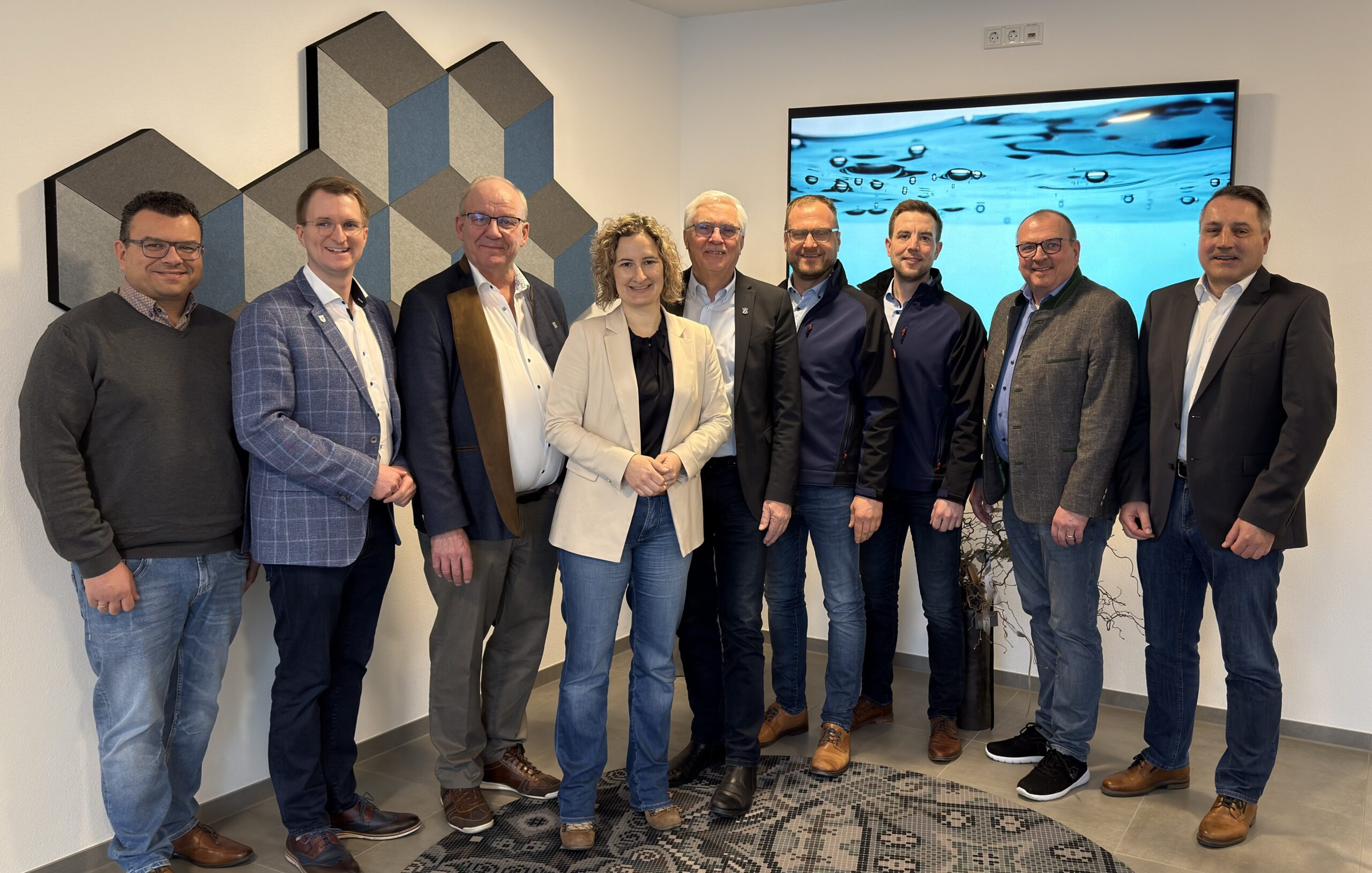 Bildunterschrift (v.r.): Werkleiter Ruhstorfer Gruppe Armin Bauer, Werkleiter ZWUI Wolfgang Plinganser, Martin Huber (Ruhstorfer Gruppe), Alexander Hutterer (Ruhstorfer Gruppe), 1. Verbandsvorsitzender ZWUI Manfred Hammer, MdL Marina Jakob, MdL Christian Lindinger, stv. Verbandvorsitzender Ruhstorfer Gruppe Tobias Kurz, stv. Werkleiter Alexander Emmer.