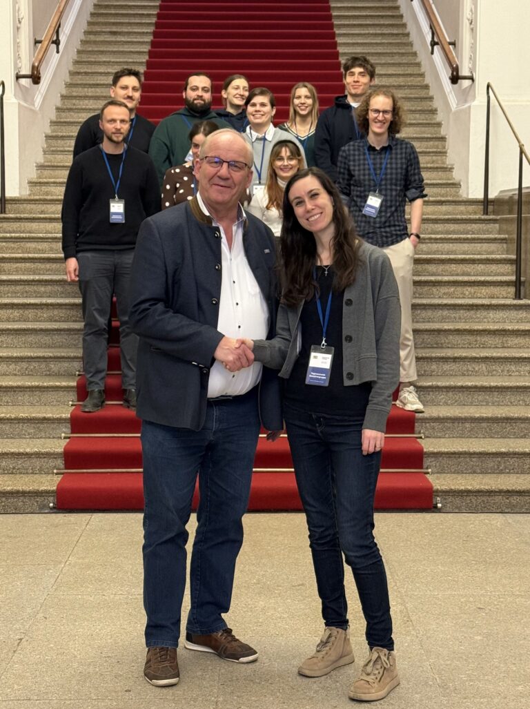 Bildunterschrift: MdL Christian Lindinger (links vorne) begrüßte Pfarrerin Alexandra Popp (rechts vorne) mit ihrer Münchner Jugendgruppe im Bayerischen Landtag.