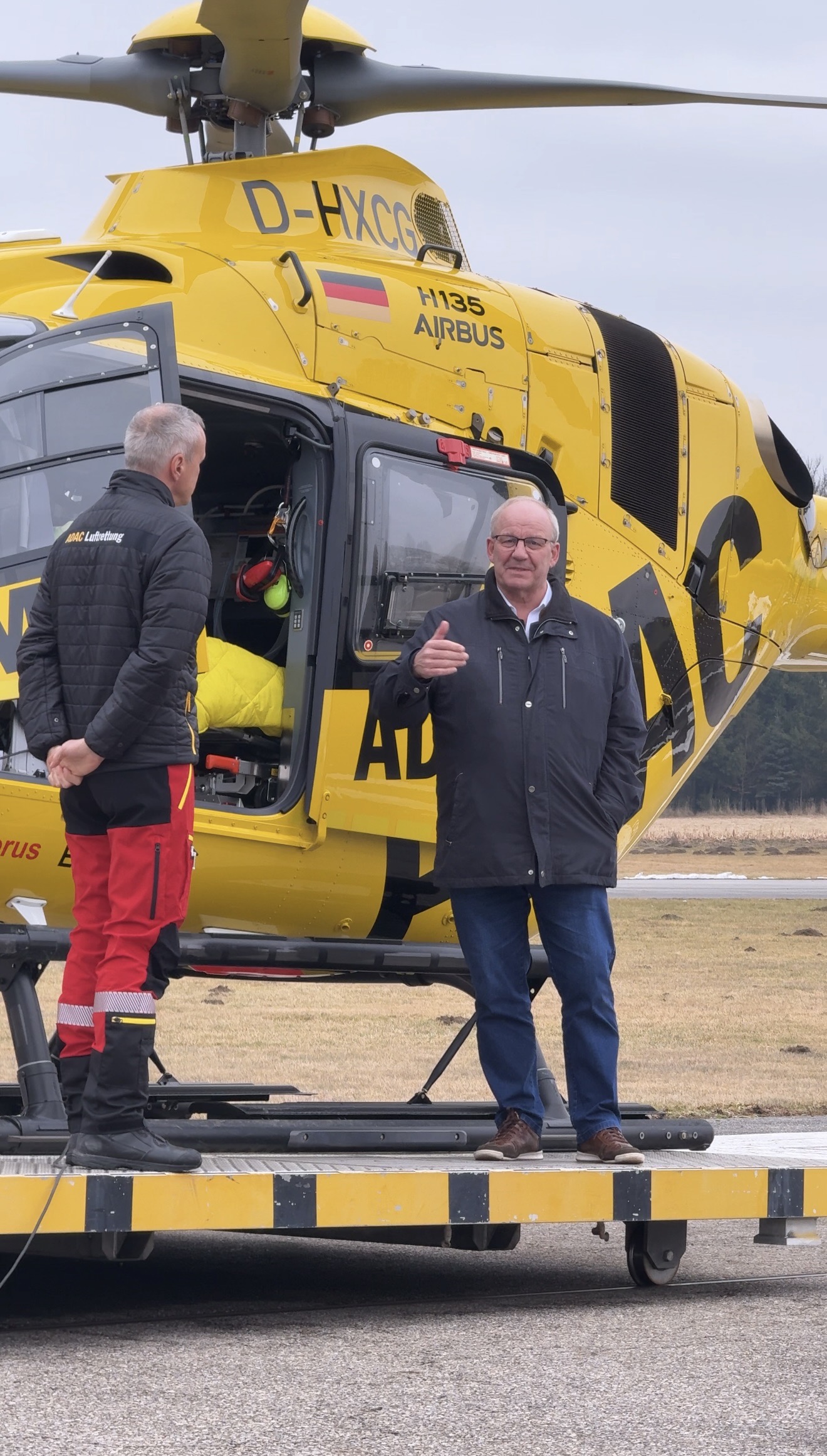 MdL Christian Lindinger (rechts) erkundigte sich bei Stationsleiter Stefan Kottbusch (links) und Tobias König (Referent Partnermanagement ADAC Luftrettung) über den laufenden Betrieb der Luftrettungsstation Suben.