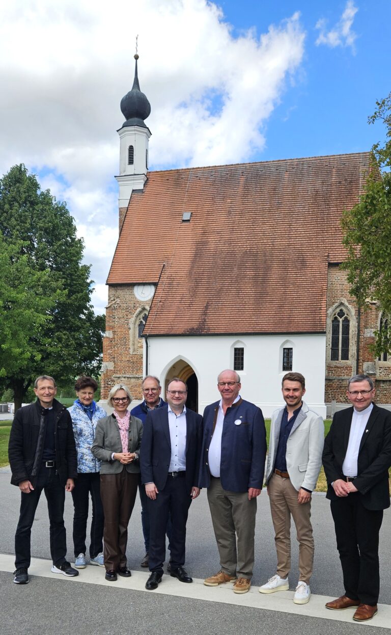 Verwaltungsleiter Hans-Georg Maier, Messnerin Ulrike Eichinger, Bezirksrätin Cornelia Wasner-Sommer, Kirchenpfleger Armin Sauer, MdL Stefan Meyer, MdL Christian Lindinger, Bürgermeister Ernst Geislberger-Schießleder und Pfarrer Christian Thiel.