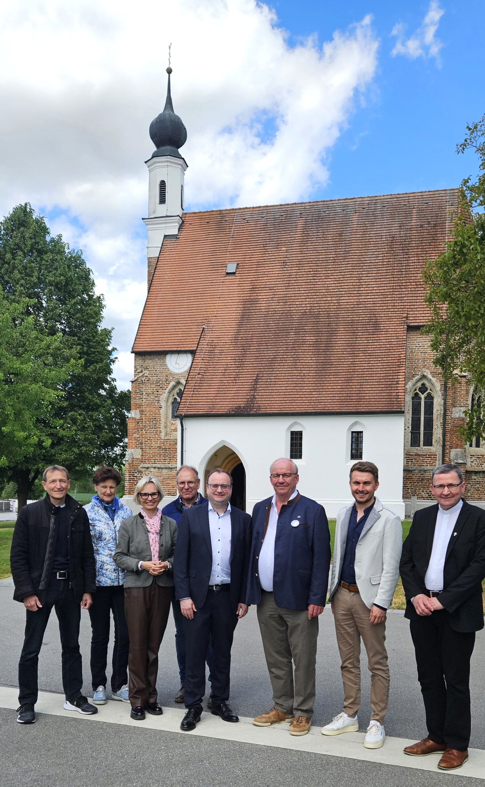 Verwaltungsleiter Hans-Georg Maier, Messnerin Ulrike Eichinger, Bezirksrätin Cornelia Wasner-Sommer, Kirchenpfleger Armin Sauer, MdL Stefan Meyer, MdL Christian Lindinger, Bürgermeister Ernst Geislberger-Schießleder und Pfarrer Christian Thiel.