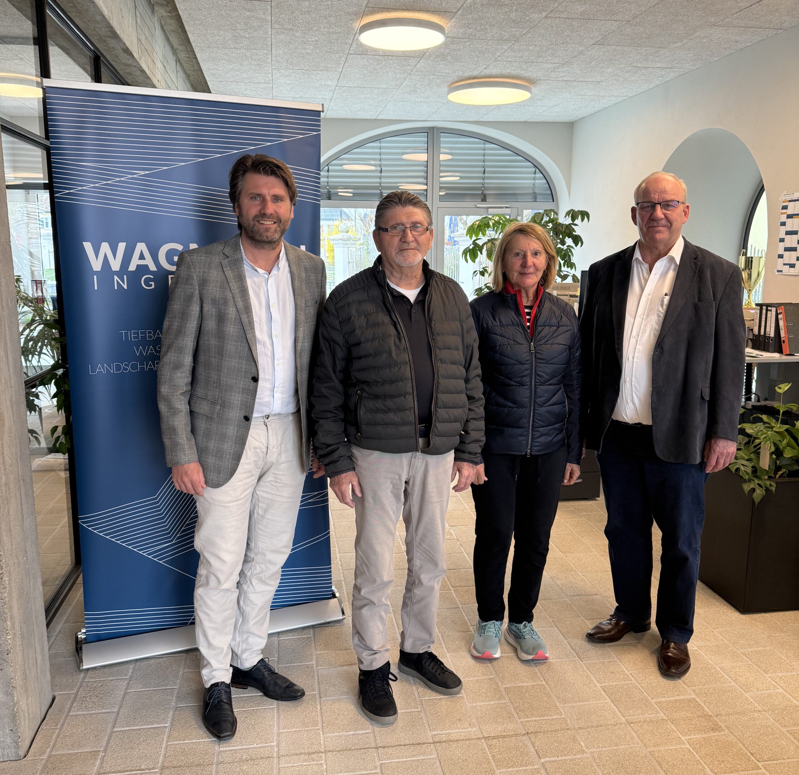 Geschäftsführer Hans Jörg Wagmann und Firmengründer Johann und Marianne Wagmann führten MdL Christian Lindinger durch die neuen Räumlichkeiten, die seit einer Büro-Erweiterung im Jahr 2025 das Team der Wagmann Ingenieure beherbergen.
