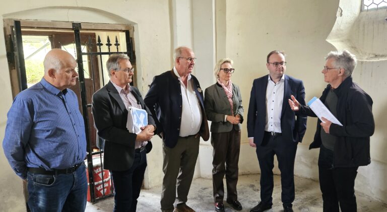 Neuhaus zweiter Bürgermeister Erwin Wagmann, Bürgermeister Stephan Dorn, MdL Christian Lindinger, Bezirksrätin Cornelia Wasner-Sommer, MdL Stefan Meyer und Kirchenpfleger Dr. Wolfgang Angermair