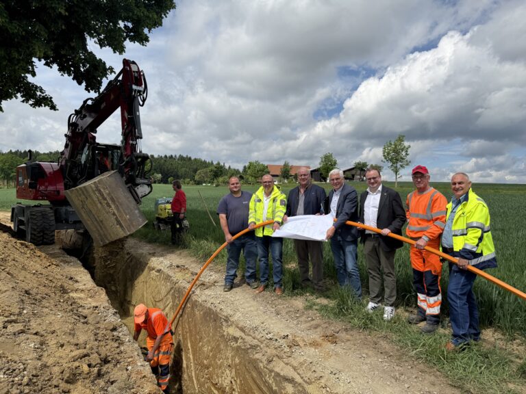 MdL Christian Lindinger (3.v.l.) und MdL Stefan Meyer (3.v.r.) besichtigen die Bauarbeiten der Rohrverlegung der Rohwasserleitung von Steindobl nach Scheuereck mit (v.l.) dem technischen Leiter ZWUI Christian Zettl, Werkleiter ZWUI Wolfgang Plinganser, Verbandsvorsitzender des ZWUI Manfred Hammer und Thorsten Little (Wagmann Ingenieure).