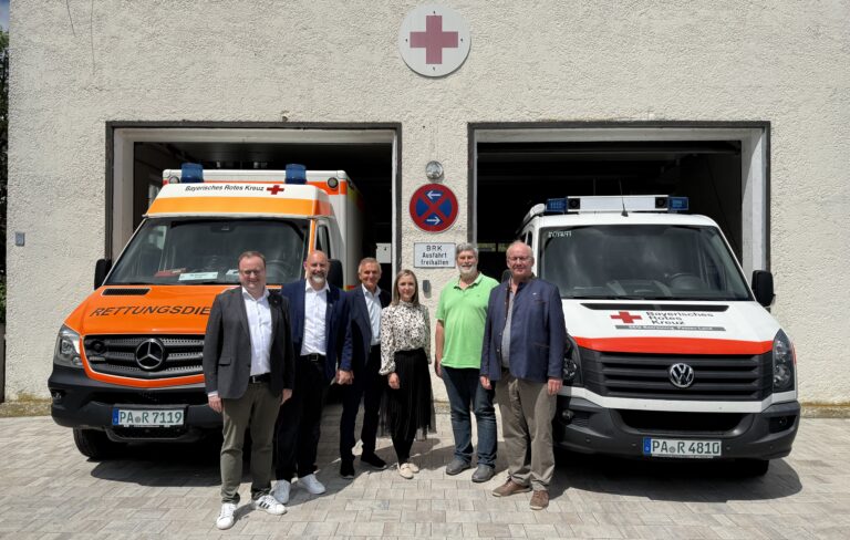 MdL Stefan Meyer, 1. Bürgermeister Matthias Seil, 1. Vorsitzender des BRK Kreisverbandes Passau Walter Taubeneder, BRK Bereitschaftsleiterin Julia Gretzmeier, Kassier Günther Geisbauer und MdL Christian Lindinger vor dem Gebäude der BRK-Bereitschaft Ruhstorf.