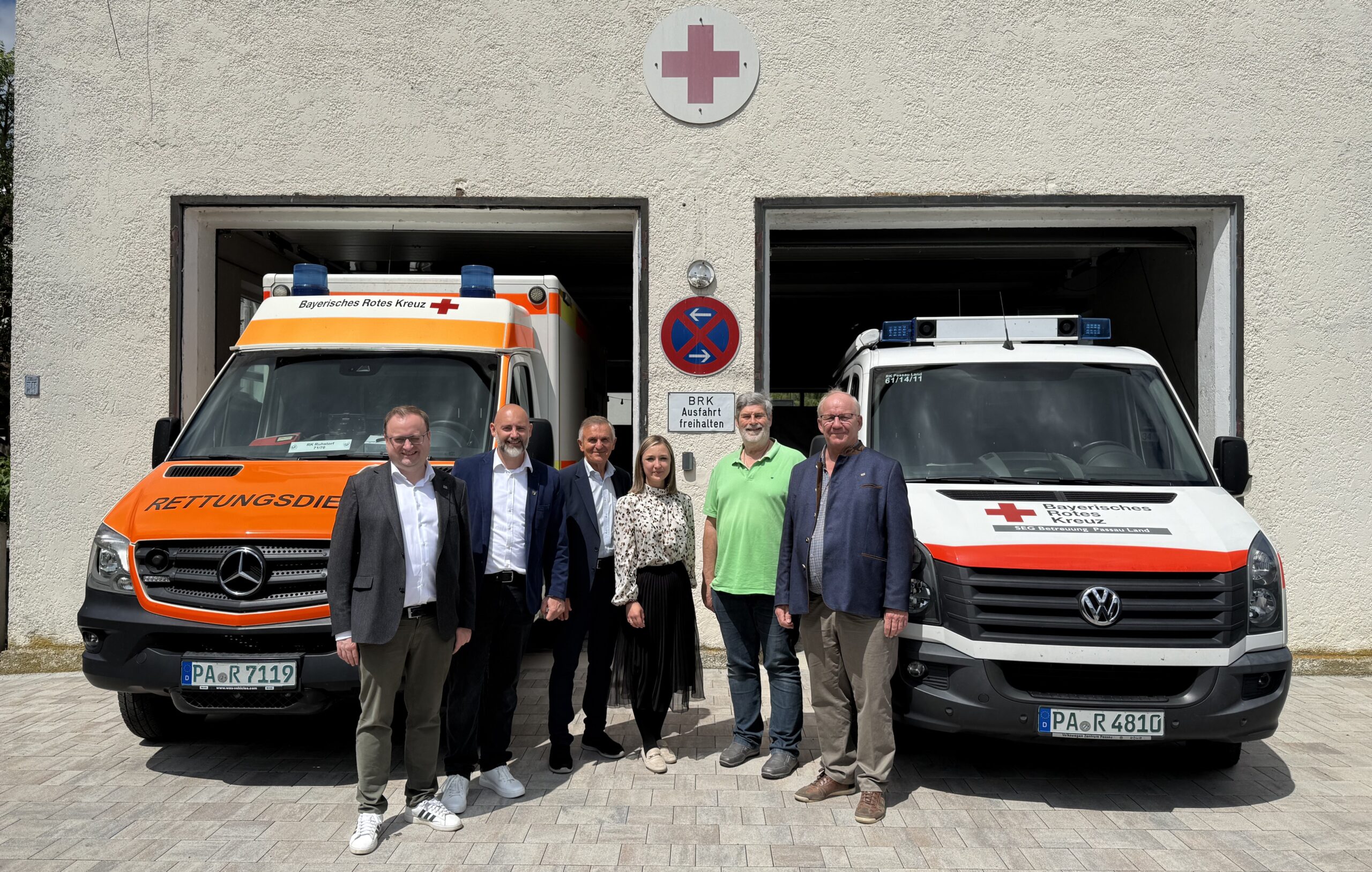 MdL Stefan Meyer, 1. Bürgermeister Matthias Seil, 1. Vorsitzender des BRK Kreisverbandes Passau Walter Taubeneder, BRK Bereitschaftsleiterin Julia Gretzmeier, Kassier Günther Geisbauer und MdL Christian Lindinger vor dem Gebäude der BRK-Bereitschaft Ruhstorf.