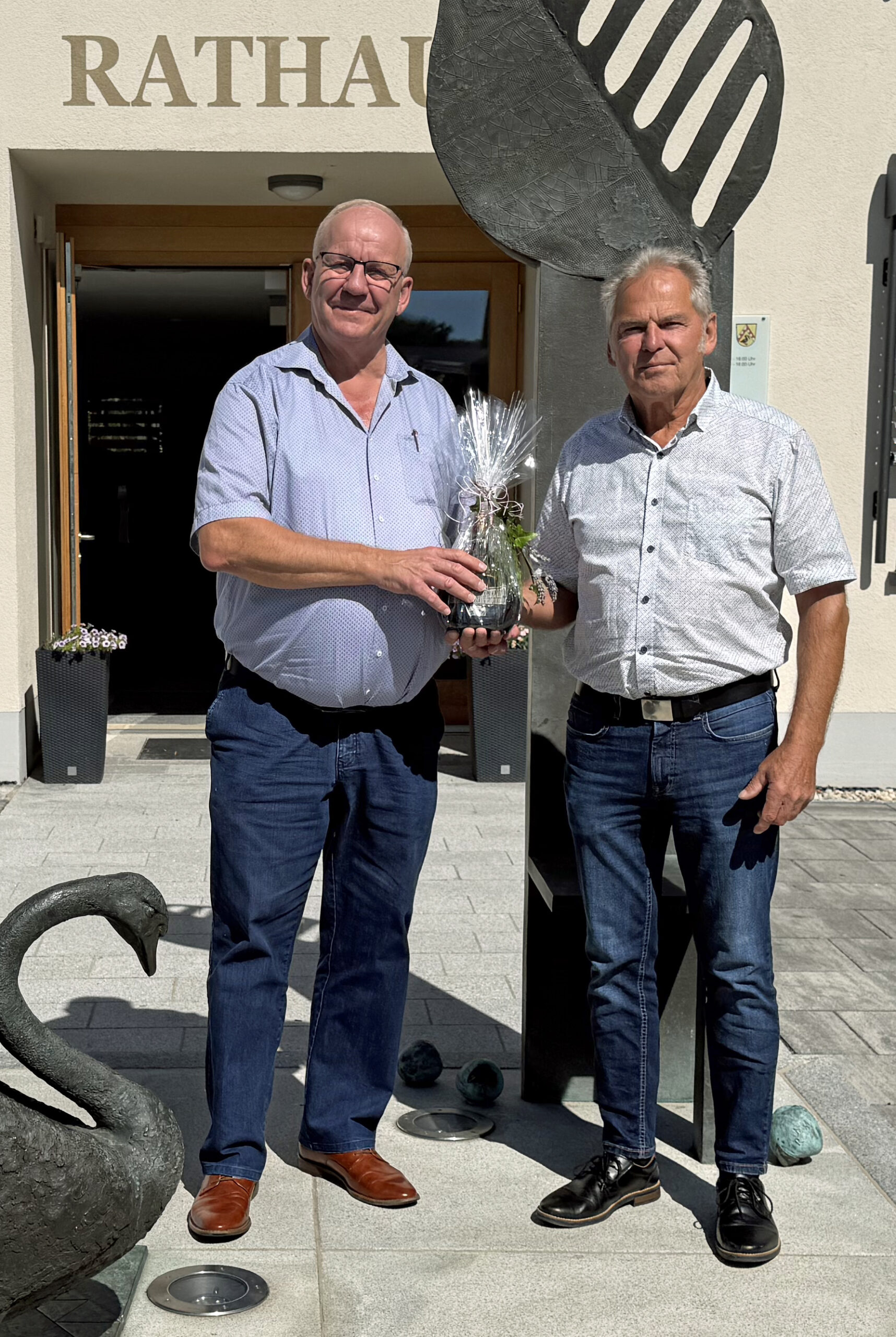 MdL Christian Lindinger übergibt Bürgermeister Heribert Knab ein kleines Präsent zu seiner Amtsübernahme in Beutelsbach.