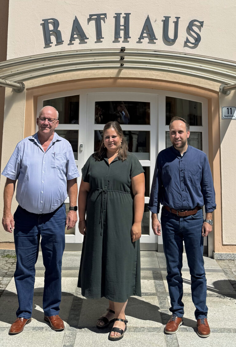 MdL Christian Lindinger, Kämmerin Christina Wagmann und Bürgermeister Josef Füllmeier tauschen sich zu kommunalpolitischen Weichenstellungen in Haarbach aus.