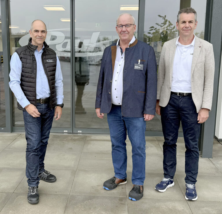 Vertriebsleiter Christian Huber, MdL Christian Lindinger und Geschäftsführer Bernhard Wasner.
