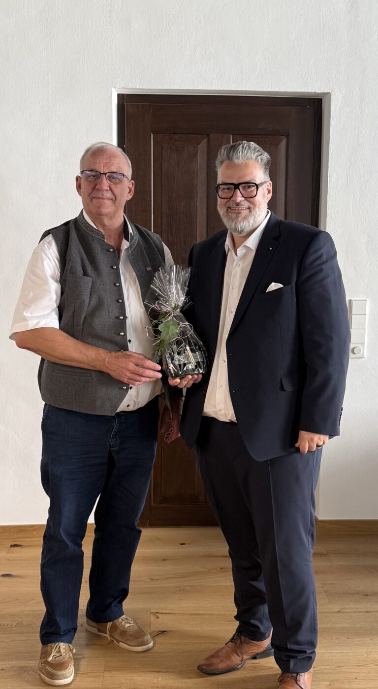 Der Landtagsabgeordnete Christian Lindinger überreichte zu seinem Antrittsbesuch bei Passaus Oberbürgermeister Andreas Rother ein kleines Präsent.