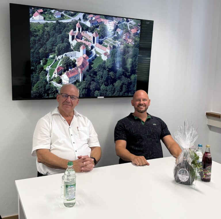 1. Bürgermeister Mike Voggenreiter empfing den Landtagsabgeordneten Christian Lindinger in seinem Bürgermeisterbüro in Neukirchen am Inn zu einem Gespräch.