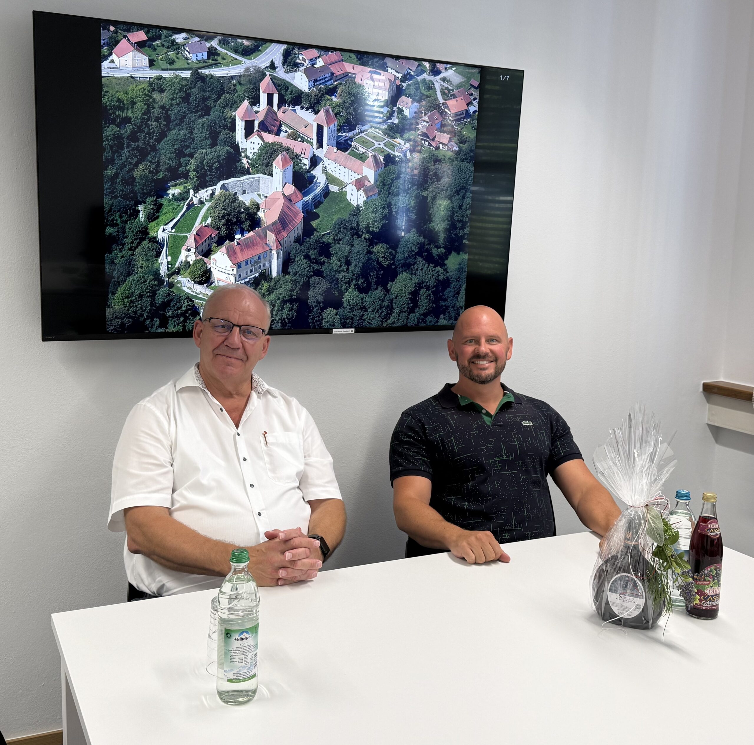 1. Bürgermeister Mike Voggenreiter empfing den Landtagsabgeordneten Christian Lindinger in seinem Bürgermeisterbüro in Neukirchen am Inn zu einem Gespräch.